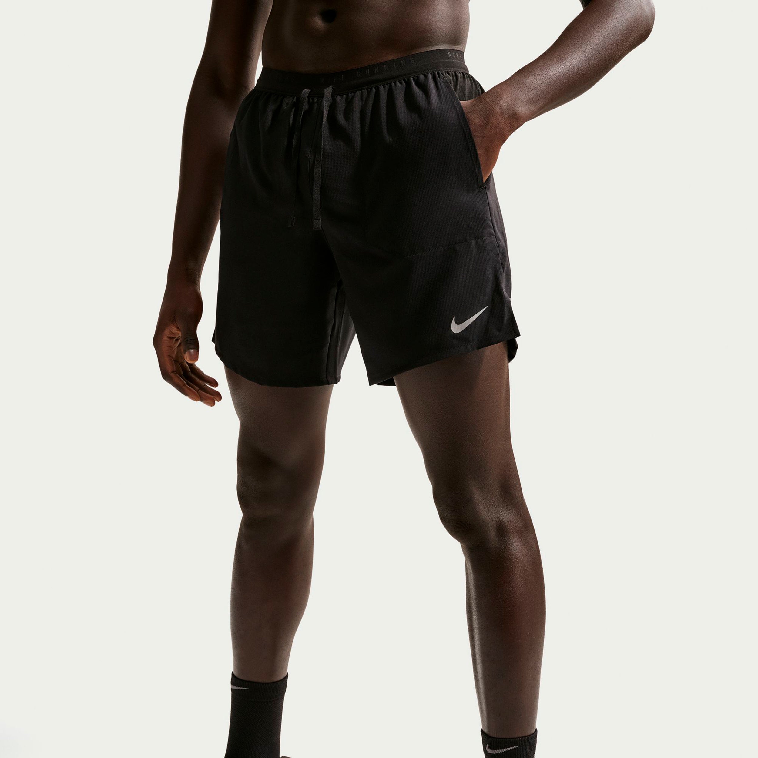 Nike STRIDE 2IN1 7IN  Běžecké šortky Muži - černá, stříbrná